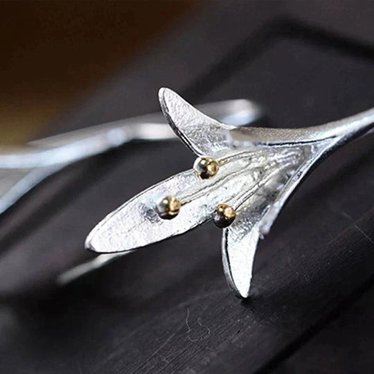 Bella Fleur – Elegant Silver Flower Earrings