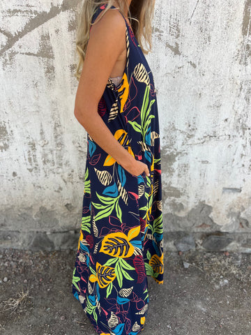 Ariane – Sleeveless Maxi Dress with Leaf Print